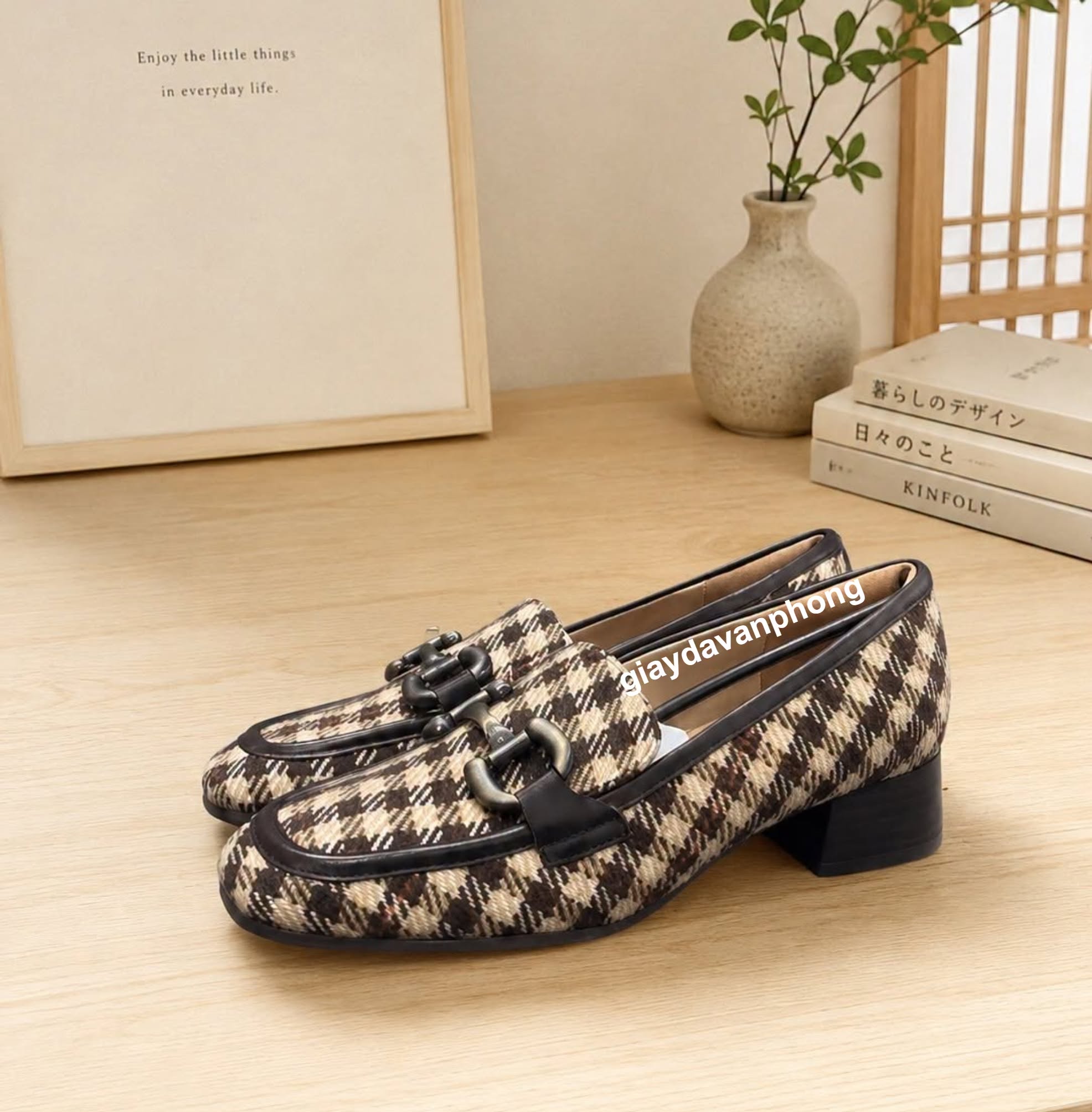 Giày Loafer gót vuông họa tiết kẻ caro phối khóa kim loại